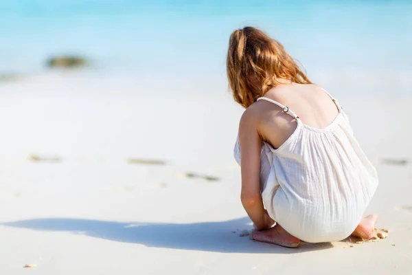 Ragazzina in spiaggia — Foto Stock