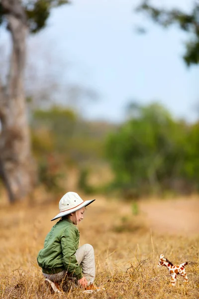 Kleines Mädchen auf Safari — Stockfoto