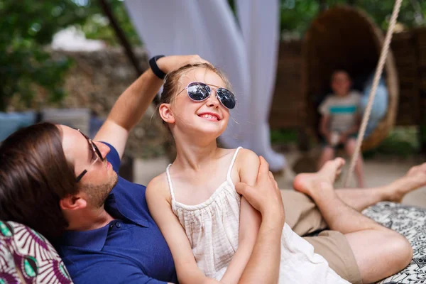Far och dotter på semester — Stockfoto