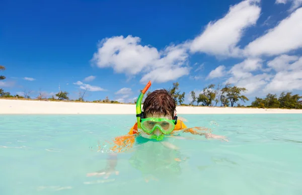 Chlapec, šnorchlování v oceánu — Stock fotografie