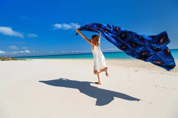 Menina bonito se divertindo em férias na praia — Fotografia de Stock