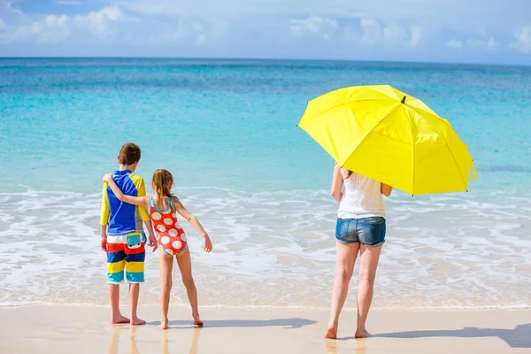 Matka i dzieci na tropikalnej plaży — Zdjęcie stockowe