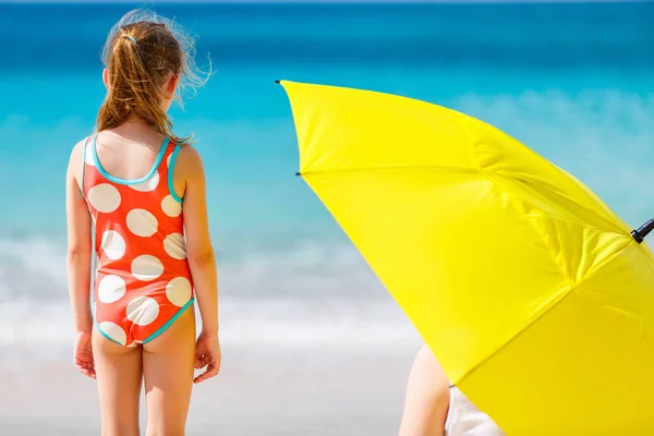 Menina bonito na praia — Fotografia de Stock