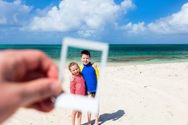 Niños divirtiéndose en la playa —  Fotos de Stock