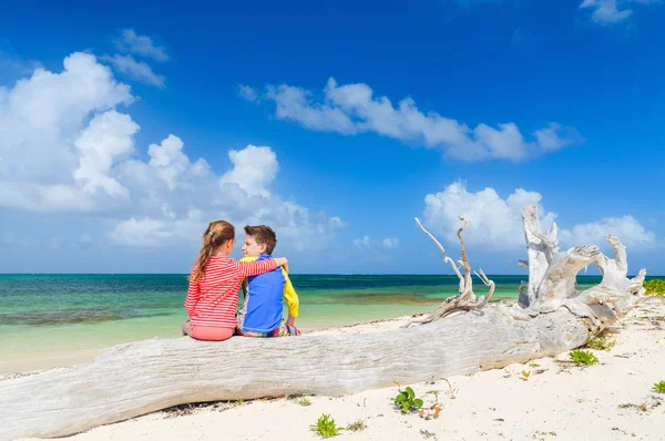 Çocuklar eğleniyor kumsalda — Stok fotoğraf