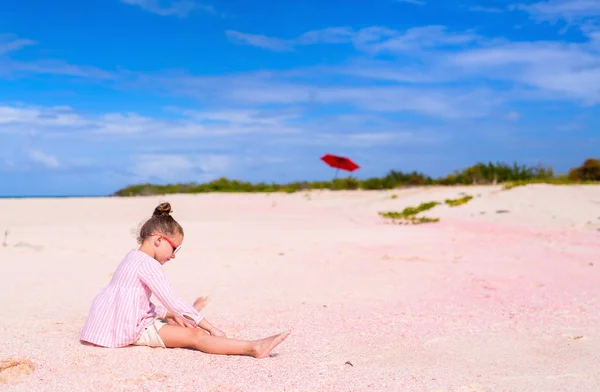 Meisje op het strand — Stockfoto