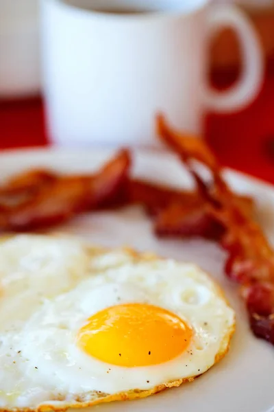 Frukost med stekta ägg — Stockfoto