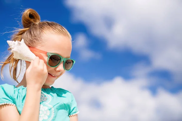 Little girl with a seashell — Stock Photo, Image