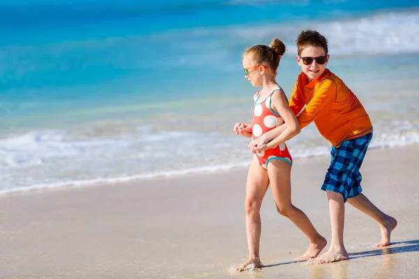 A gyerekek érzik magukat a tengerparton — Stock Fotó