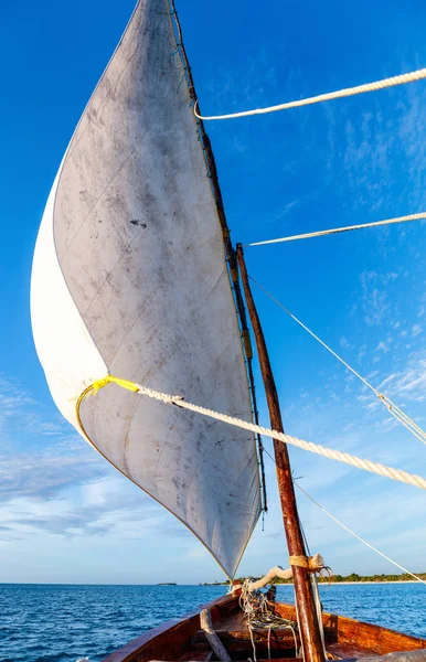 Plachtění v africké dhow — Stock fotografie