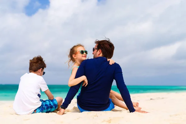 Otec s dětmi na pláži — Stock fotografie