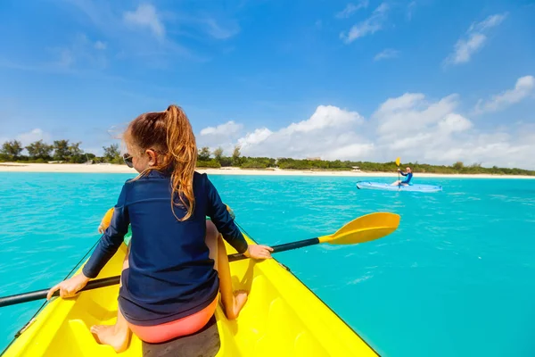 Kayak en famille à l'océan tropical — Photo