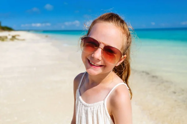 해변에서 사랑 스러운 어린 소녀 — 스톡 사진