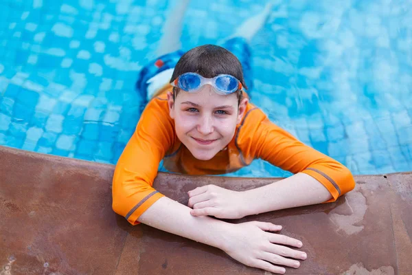 Garçon à la piscine — Photo