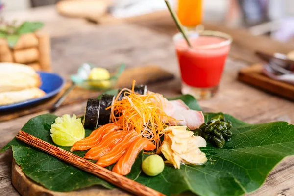 Cocina japonesa sushi y sashimi —  Fotos de Stock