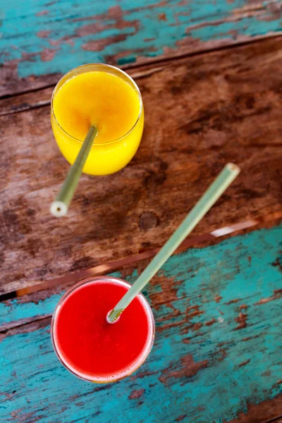 桌上的热带果汁 — 图库照片
