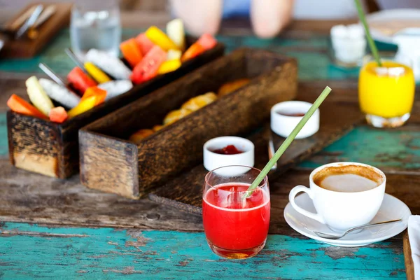 Frühstück mit frischem Obst und Kaffee — Stockfoto