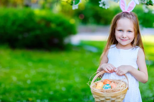 Kleines Mädchen mit Ostereiern — Stockfoto