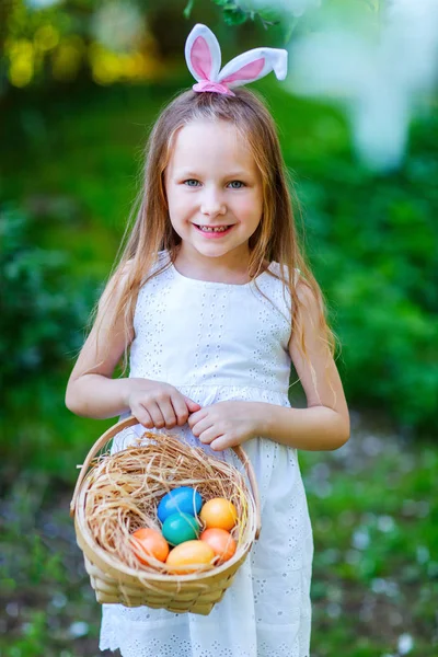イースターの卵を持つ少女 — ストック写真