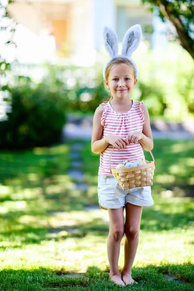 Liten flicka med påskägg — Stockfoto