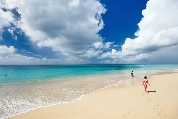 Les enfants s'amusent à la plage — Photo