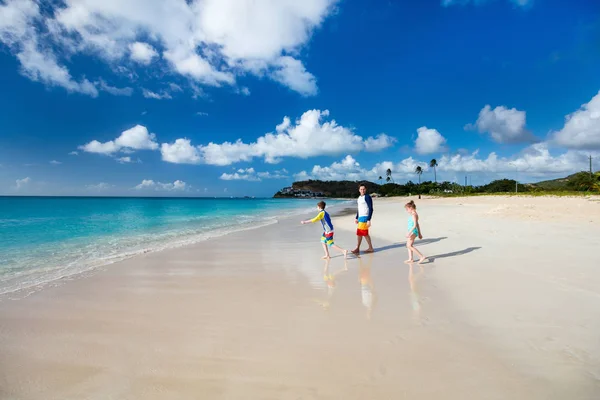 Père avec des enfants à la plage — Photo