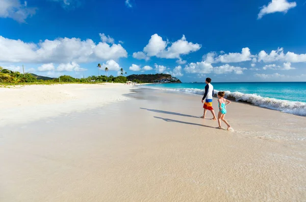 Pai e filha na praia — Fotografia de Stock