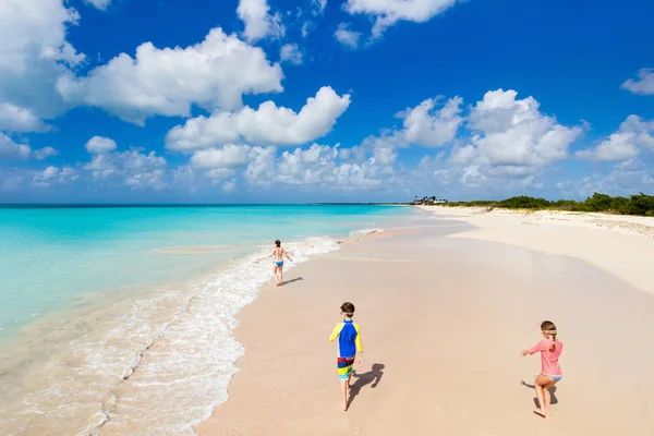 Madre e bambini alla spiaggia tropicale — Foto Stock