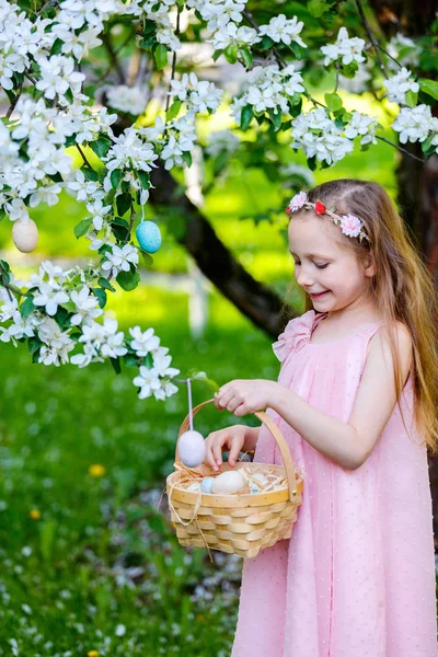 Liten flicka leker med påskägg — Stockfoto