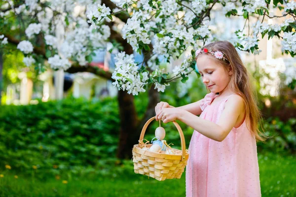 Paskalya yumurtaları ile oynarken küçük kız — Stok fotoğraf