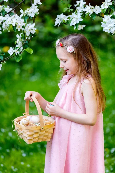 Malá dívka si hraje s velikonoční vajíčka — Stock fotografie
