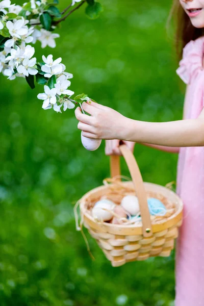 Liten flicka leker med påskägg — Stockfoto
