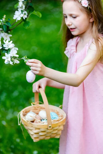 Malá dívka si hraje s velikonoční vajíčka — Stock fotografie