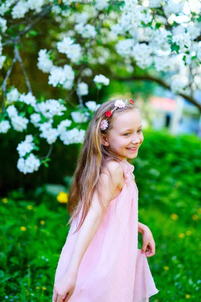 Malá dívka jarní portrét — Stock fotografie