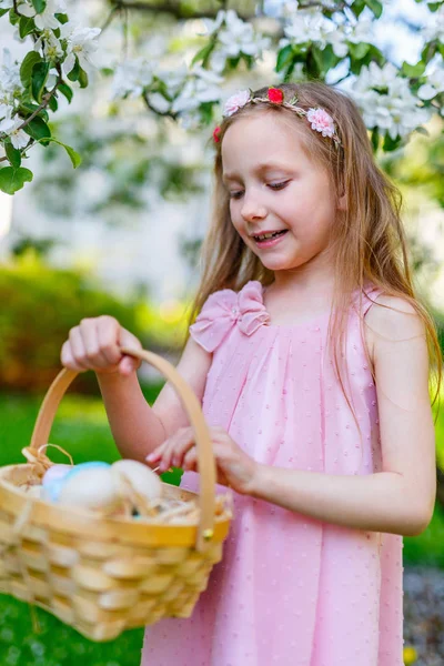 부활절 달걀으로 재생 하는 어린 소녀 — 스톡 사진