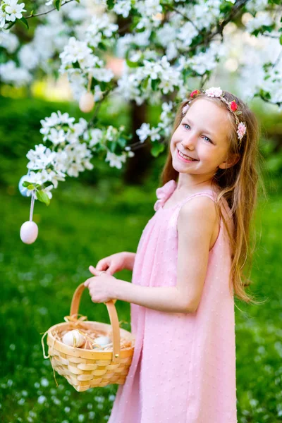 Bambina che gioca con le uova di Pasqua — Foto Stock