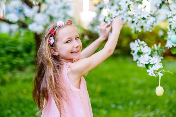 Malá dívka si hraje s velikonoční vajíčka — Stock fotografie