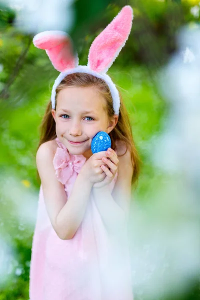 Niña con huevos de Pascua — Stockfoto
