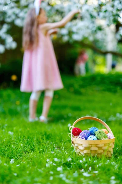 Liten flicka med påskägg — Stockfoto