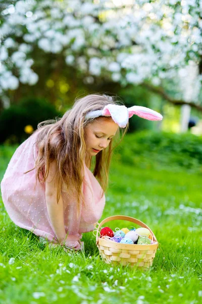 Κοριτσάκι με τα αυγά του Πάσχα — Φωτογραφία Αρχείου
