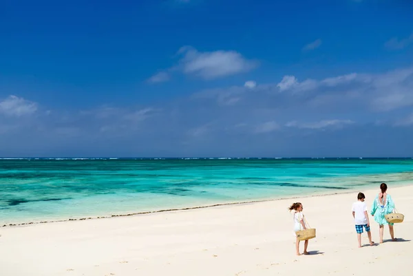 Mãe e crianças na praia tropical — Fotografia de Stock