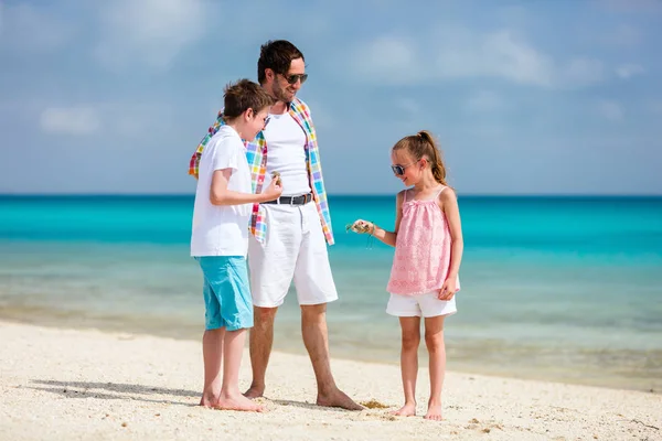 Padre con niños en la playa — Foto de Stock