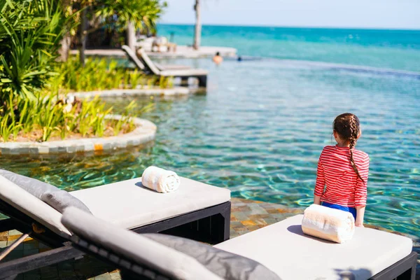 Niña en la piscina — Foto de Stock