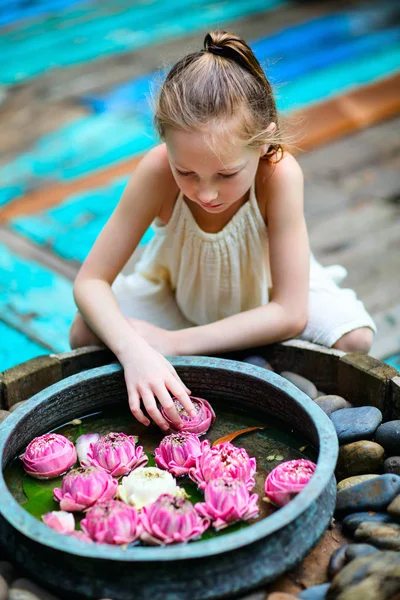 Petite fille en plein air — Photo