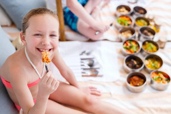 Mała dziewczynka piknik plaża — Zdjęcie stockowe