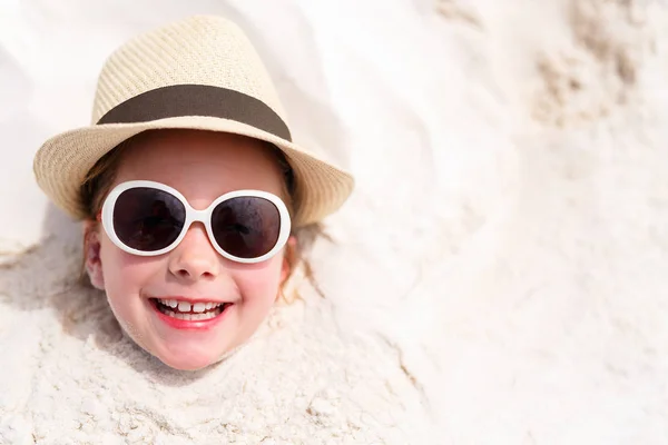 Kleines Mädchen im Urlaub — Stockfoto