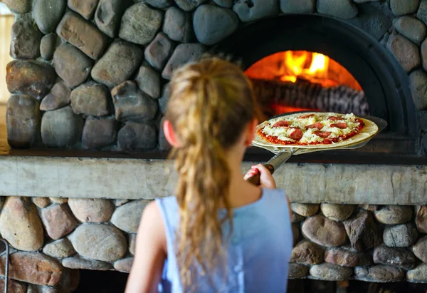 Dzieci co pizzy — Zdjęcie stockowe