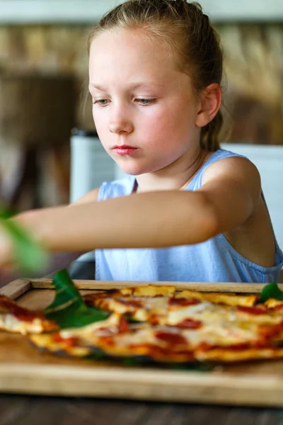 Liten jente spiser pizza – stockfoto
