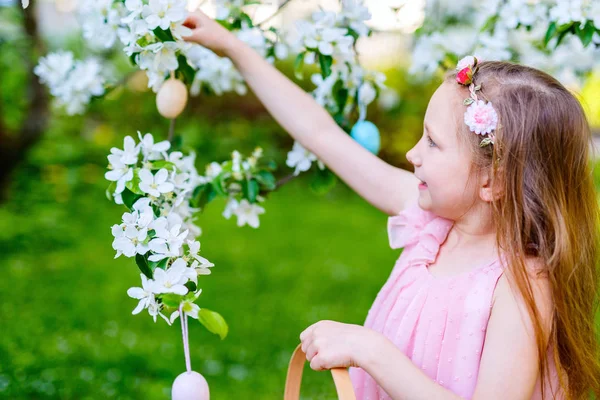 Liten flicka leker med påskägg — Stockfoto