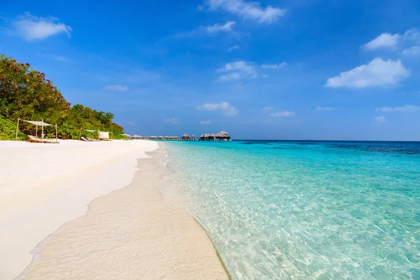 Красивий тропічний пляж в Мальдіви — стокове фото